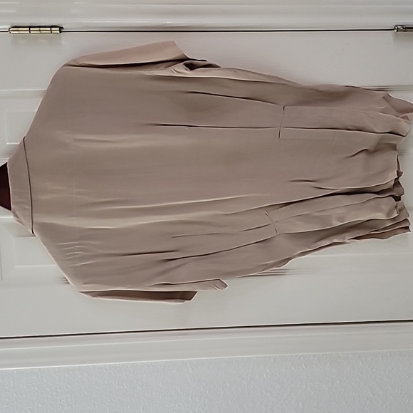 Vintage Ladies Beige Short Sleeve Button-Up Shirt With Crest Like Logo Sz Small - Picture 6 of 6